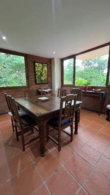Comedor con ventanales